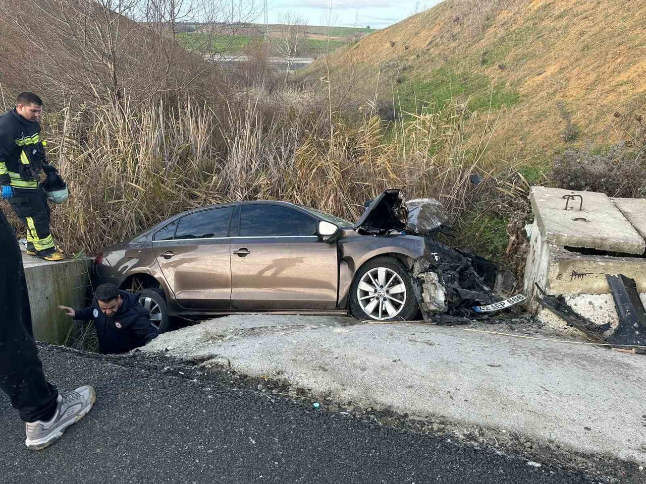 KAZADA OTOMOBİL SU KANALINA UÇMUŞTU (ARŞİV)