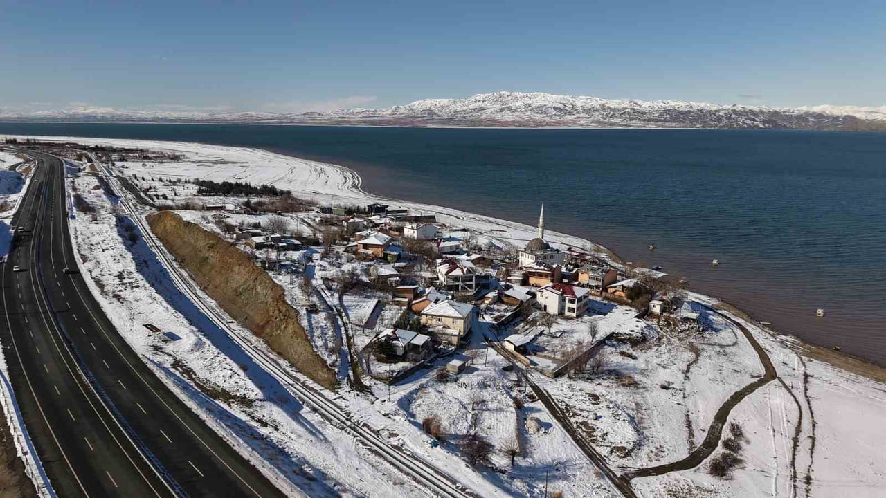 KEBAN BARAJ GÖLÜ HAVZASINDA YER ALAN AŞAĞI İÇME KÖYÜ, BARAJ SUYU VE KAR GÖRÜNTÜSÜYLE ORTAYA EŞSİZ...