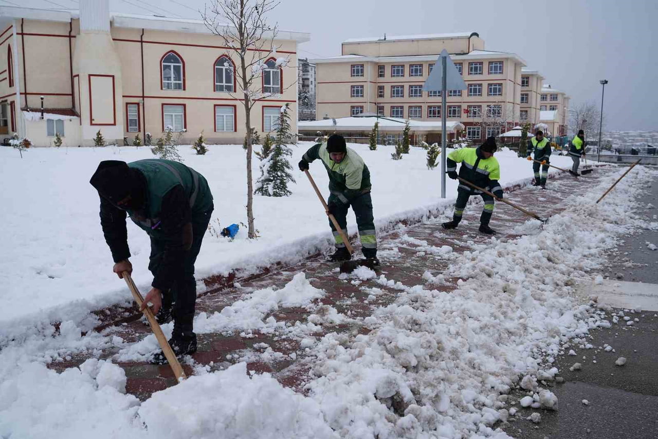 KEÇİÖREN BELEDİYESİ, DÜN AKŞAM ANKARA’DA ETKİLİ OLAN KAR YAĞIŞININ ARDINDAN OLUŞABİLECEK BUZLANMA...