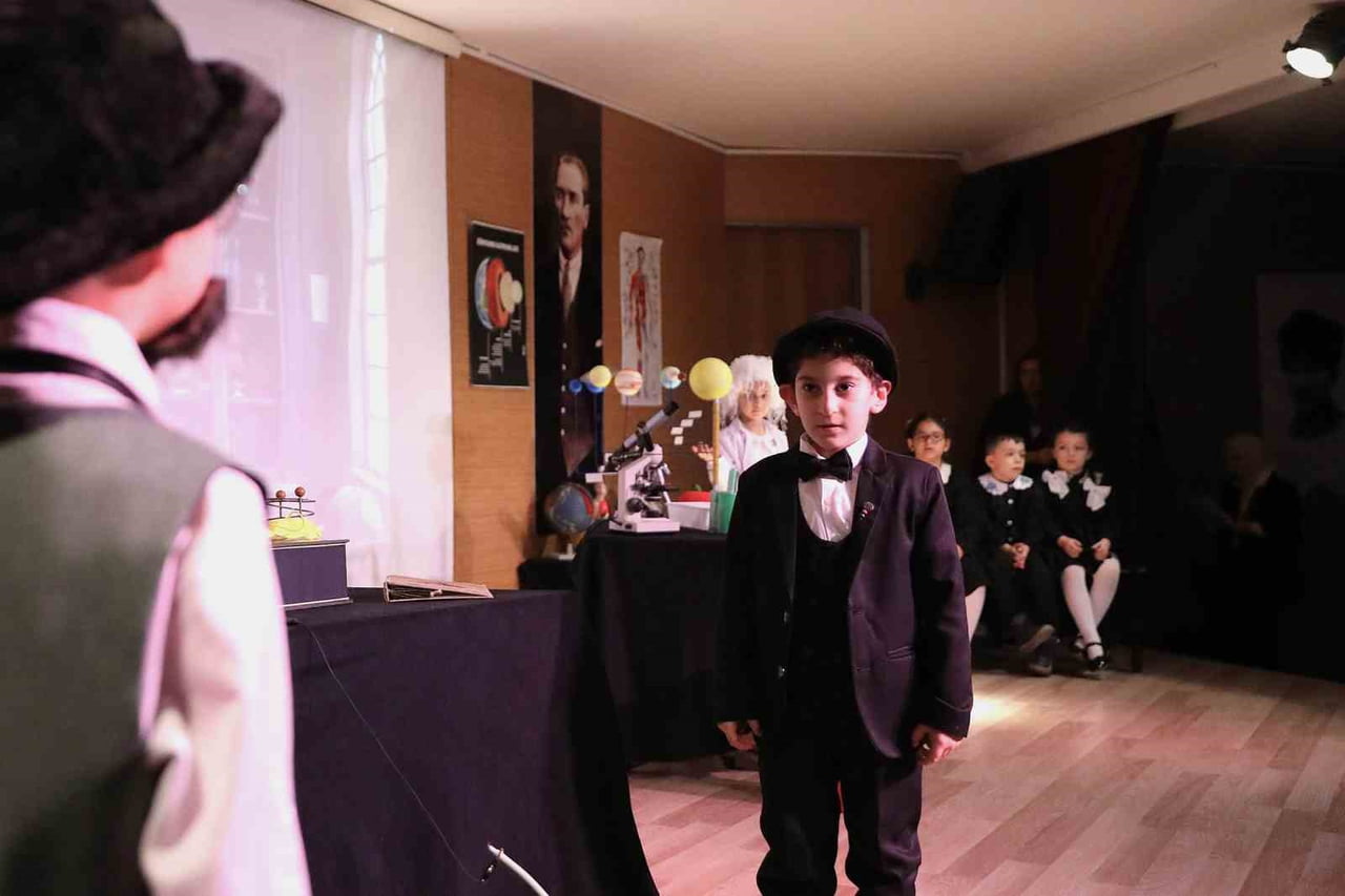 KEÇİÖREN BELEDİYESİ TARAFINDAN DÜZENLENEN "BİLİMİN IŞIĞINDA" ADLI TİYATRO OYUNU İLE ÖĞRENCİLER...