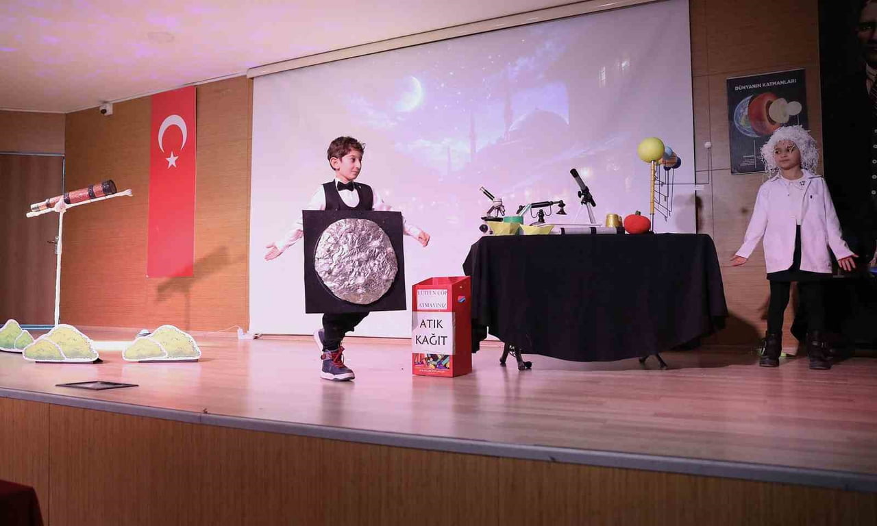 KEÇİÖREN BELEDİYESİ TARAFINDAN DÜZENLENEN "BİLİMİN IŞIĞINDA" ADLI TİYATRO OYUNU İLE ÖĞRENCİLER...