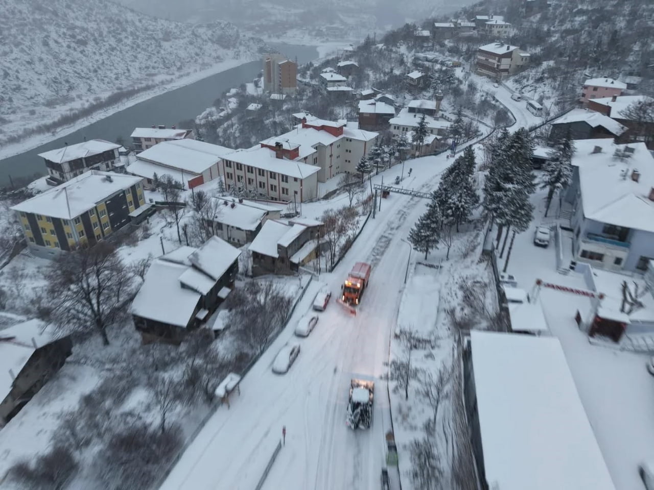 KEMALİYE GÜNE KARLA UYANDI