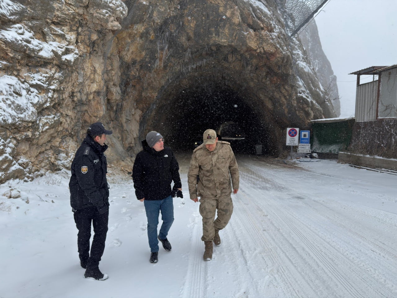 KEMALİYE İLÇESİNDE ETKİLİ OLAN YOĞUN KAR YAĞIŞI VE BUZLANMA NEDENİYLE ULAŞIM GÜVENLİĞİNİ TEHDİT...