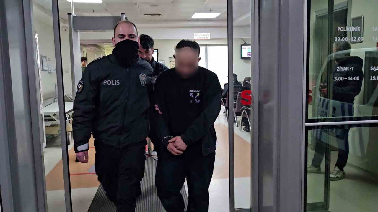 KENDİSİNİ YAKALAYAN BEKÇİNİN PARMAĞINI ISIRDI