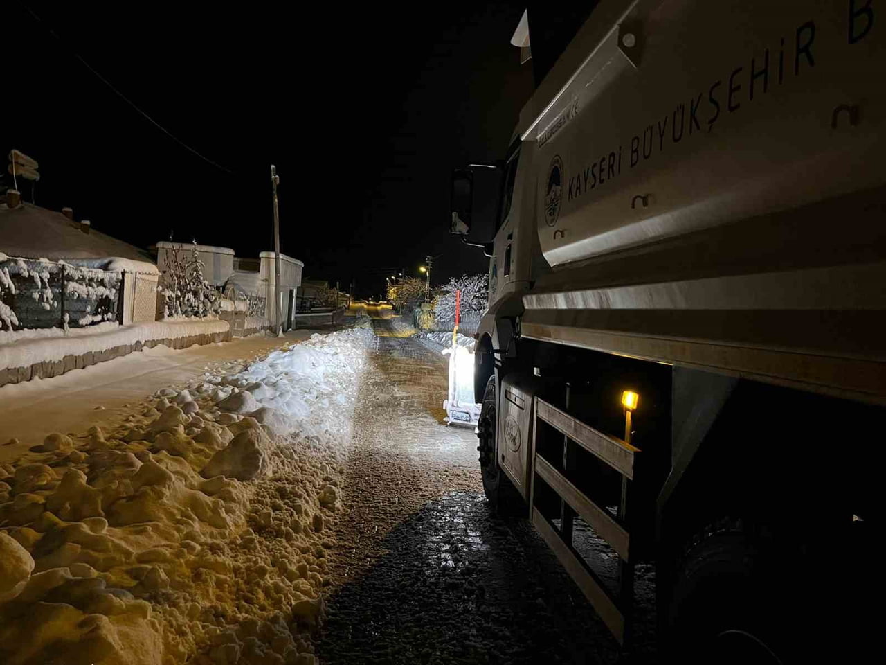 KENT GENELİNDE ETKİLİ OLAN KAR YAĞIŞI VE TİPİ SONRASI 12 İLÇEDE TOPLAM 146 MAHALLE YOLUNU ULAŞIMA...