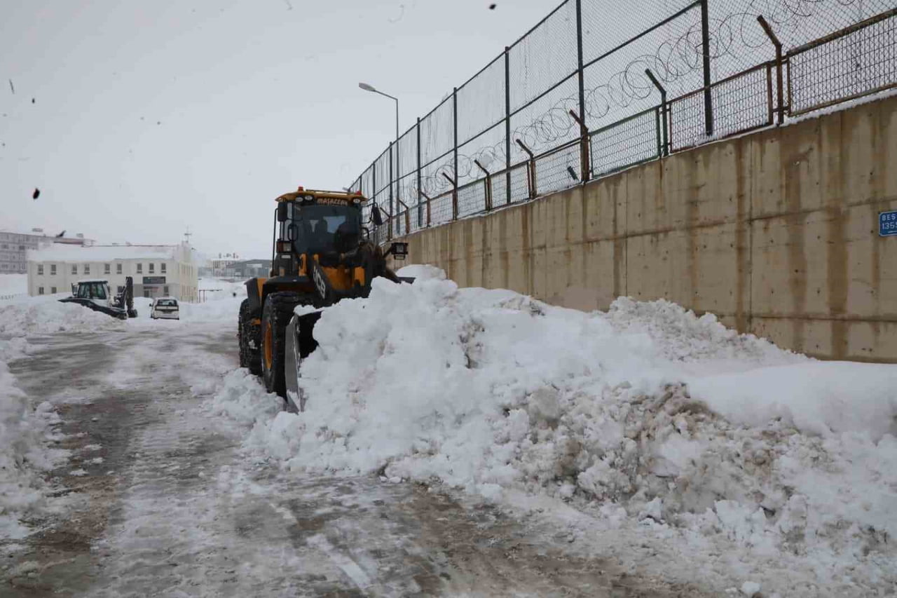 KENT GENELİNDE KARLA MÜCADELE ÇALIŞMALARI HIZ KESMEDEN DEVAM EDİYOR.