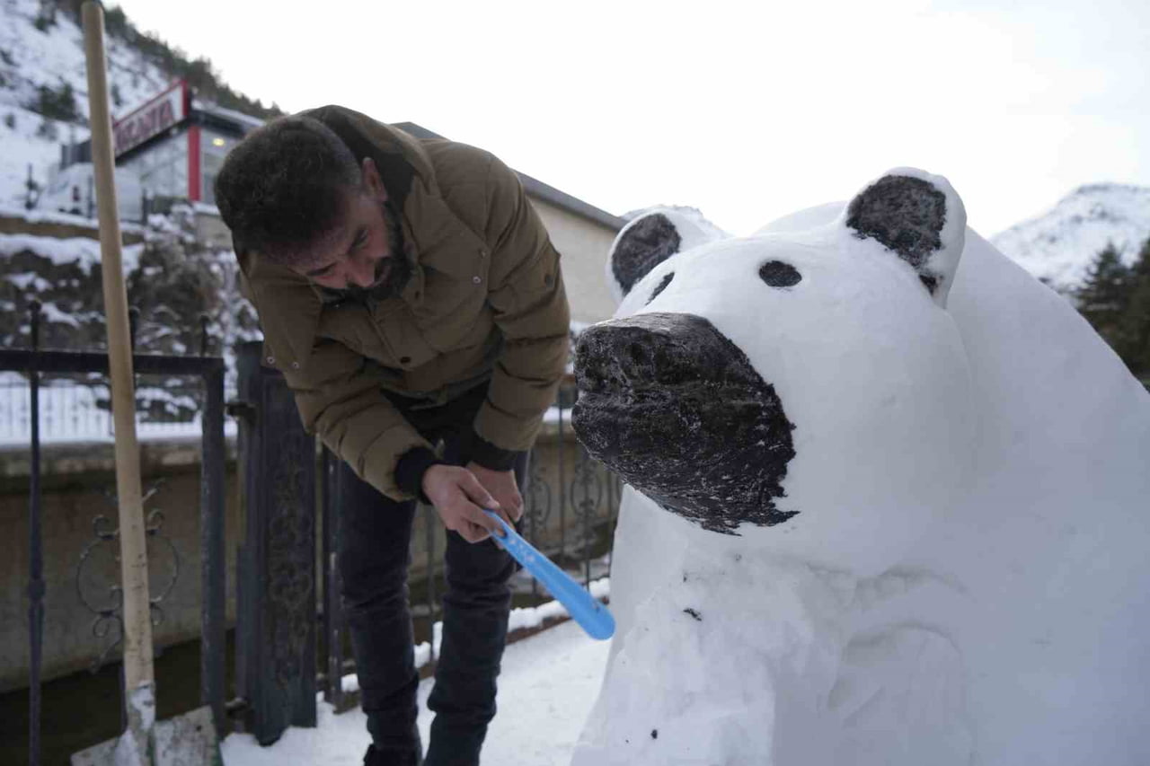 KENT MERKEZİNDE KAR YAĞIŞINI FIRSATA ÇEVİREN TIR ŞOFÖRÜ CİHAN ORAL, YALNIZCA KÜREK VE AYAKKABI...