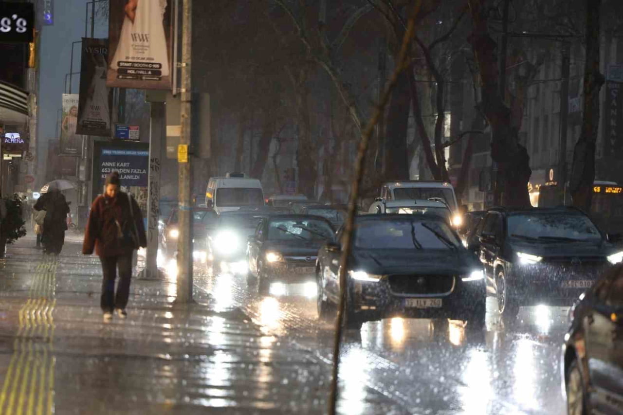 KENT MERKEZİNDE METREKAREYE 47.5 KİLOGRAM YAĞIŞ DÜŞERKEN, İZMİR BÜYÜKŞEHİR BELEDİYESİNE BAĞLI TÜM...