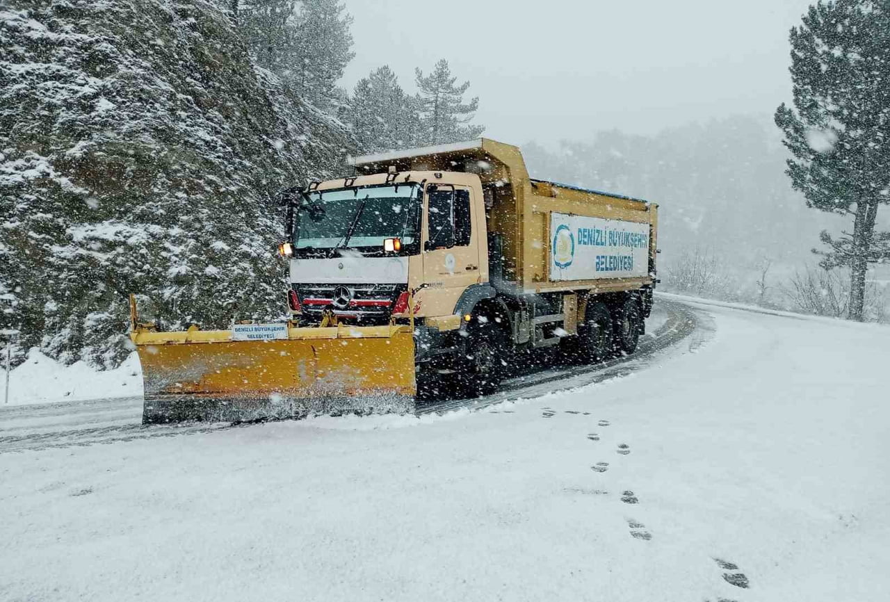 KENTİN YÜKSEK KESİMLERİNDE ETKİLİ OLAN KAR YAĞIŞININ ARDINDAN HAREKETE GEÇEN EKİPLER, İHTİYAÇ OLAN...