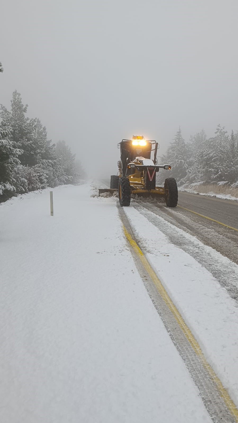KENTİN YÜKSEK KESİMLERİNDE ETKİLİ OLAN KAR YAĞIŞININ ARDINDAN HAREKETE GEÇEN EKİPLER, İHTİYAÇ OLAN...