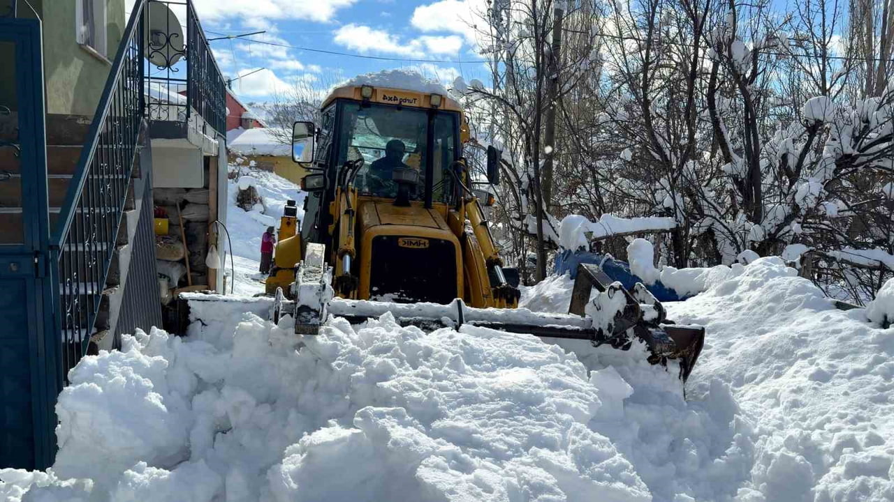 KEPÇE OPERATÖRÜ OLAN KÖY MUHTARI, DEVLETE YÜK OLMAMAK İÇİN KARDAN KAPANAN KÖYÜNÜN YOLLARINI...