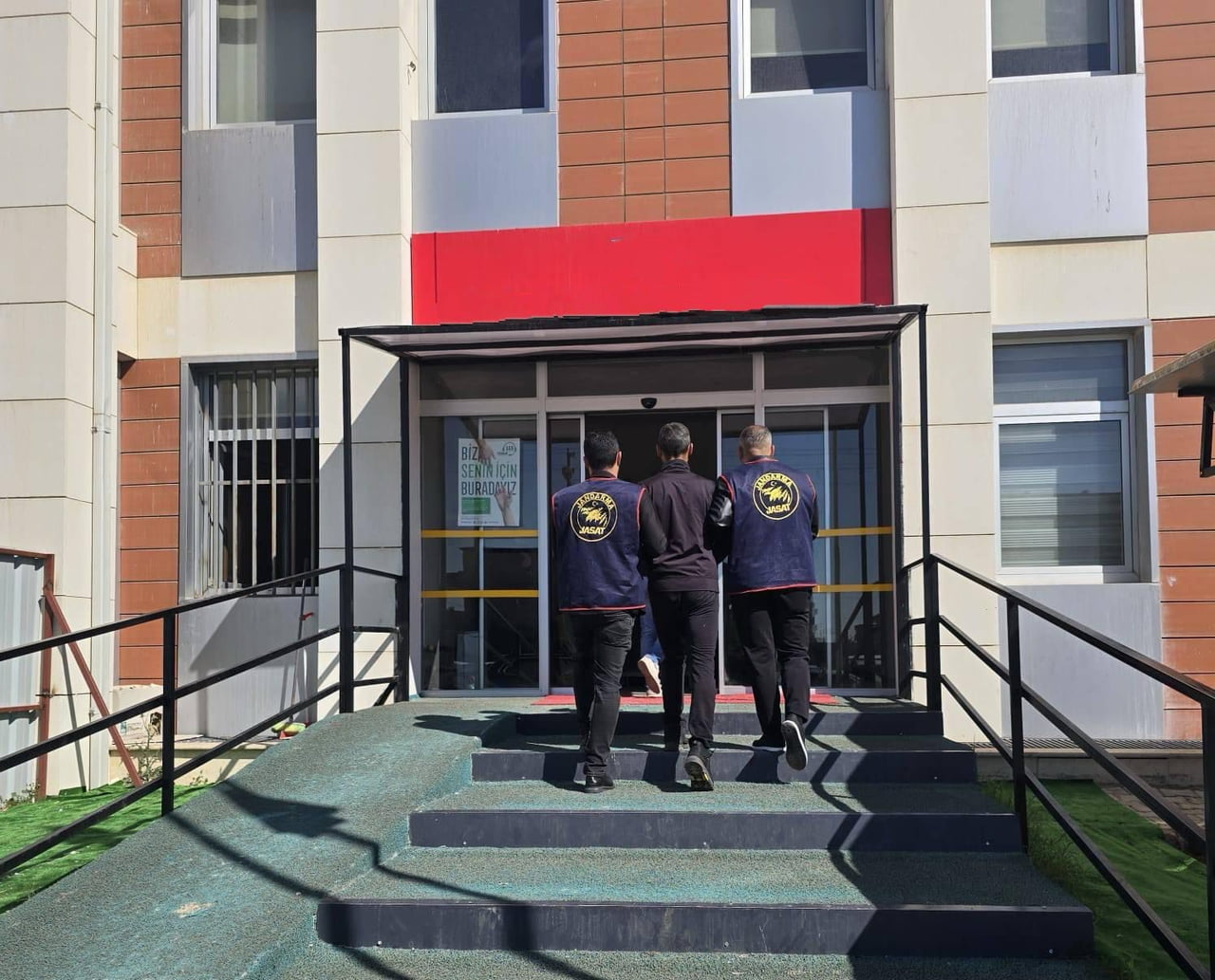 KESİNLEŞMİŞ 10 YIL CEZAYLA ARANAN 2 ŞAHIS YAKALANDI