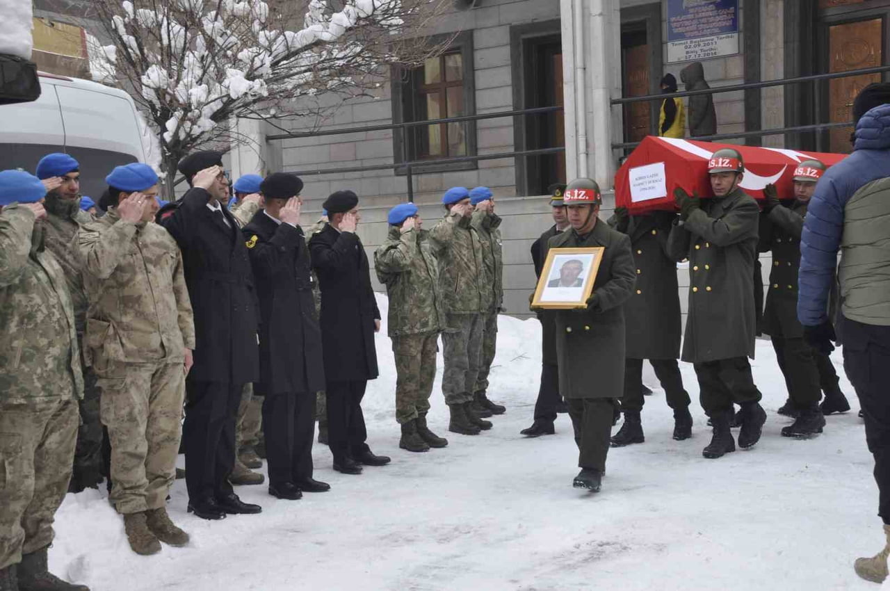 KIBRIS BARIŞ HAREKÂTI GAZİLERİNDEN MAHMUT DURMAZ, MUŞ'UN BULANIK İLÇESİNDE DÜZENLENEN ASKERİ...