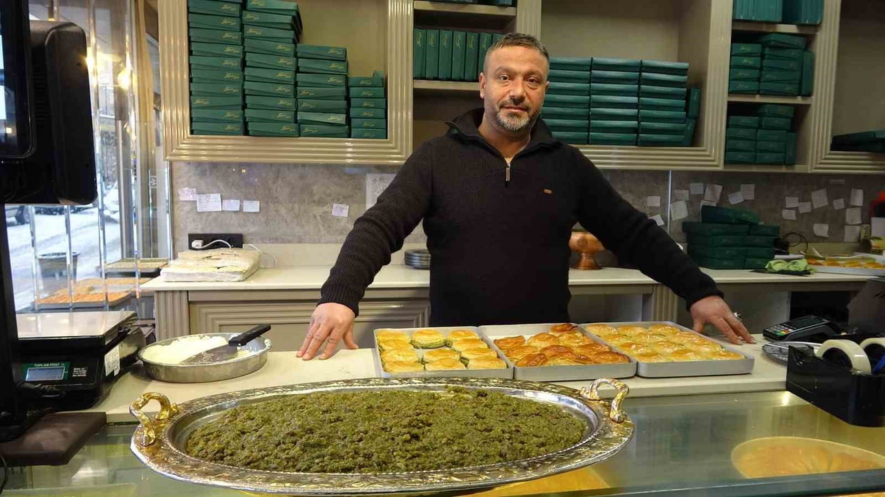 KİLİS'TE 37 YILLIK TATLI USTASI, KENTE ÖZGÜ CENNET ÇAMURUNU MODERN BİR DOKUNUŞLA 'BURGER TATLI'YA...