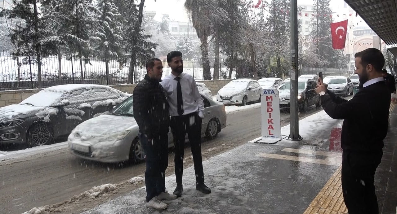 KİLİS’E YAĞAN KAR KENTTE GÖRSEL ŞÖLEN OLUŞTURDU