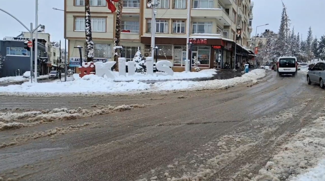 KİLİS’TE KAR YAĞIŞI KENT GENELİNDE ETKİLİ OLUYOR