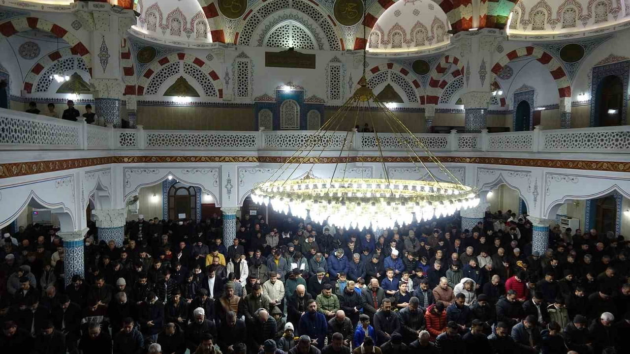 KİLİS’TE MİRAÇ KANDİLİ’NDE CAMİLER DOLDU TAŞTI