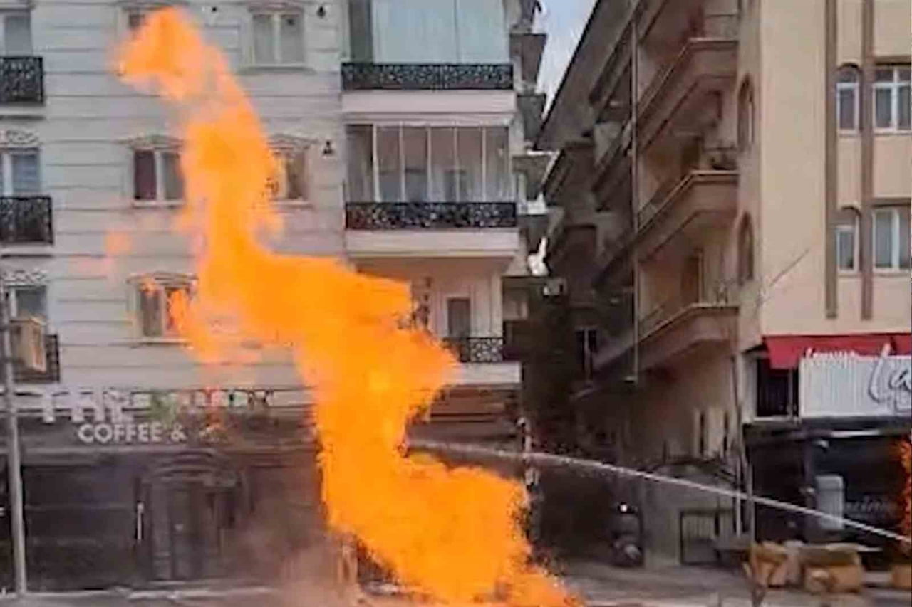 KIRIKKALE'DE BULVAR ÜZERİNDE İŞ MAKİNASIYLA YÜRÜTÜLEN KAZI ÇALIŞMASI SIRASINDA DOĞAL GAZ BORUSU...