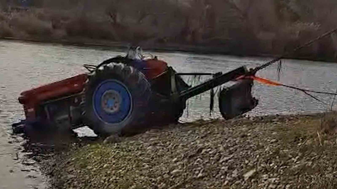 KIRIKKALE'DE PARK HALİNDEYKEN KAYARAK KIZILIRMAK'A DÜŞEN TRAKTÖR VİNÇLE KURTARILIP SAHİBİNE TESLİM...