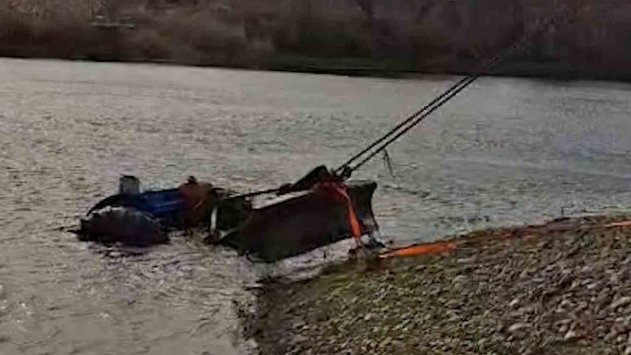 KIRIKKALE'DE PARK HALİNDEYKEN KAYARAK KIZILIRMAK'A DÜŞEN TRAKTÖR VİNÇLE KURTARILIP SAHİBİNE TESLİM...