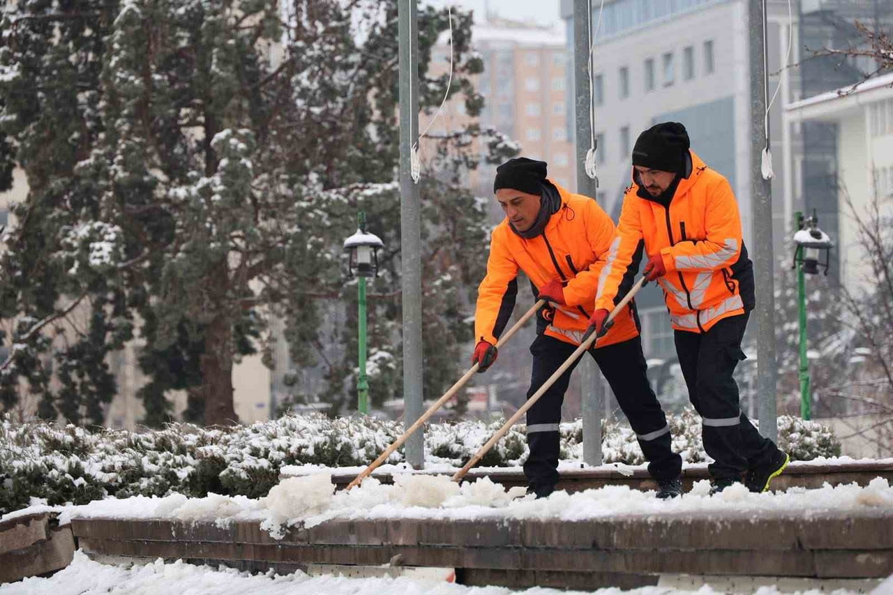 KIRIKKALE BELEDİYESİ EKİPLERİ, KAR YAĞIŞININ ARDINDAN KALDIRIMLARDA BİRİKEN KARLARI TEMİZLEYEREK...