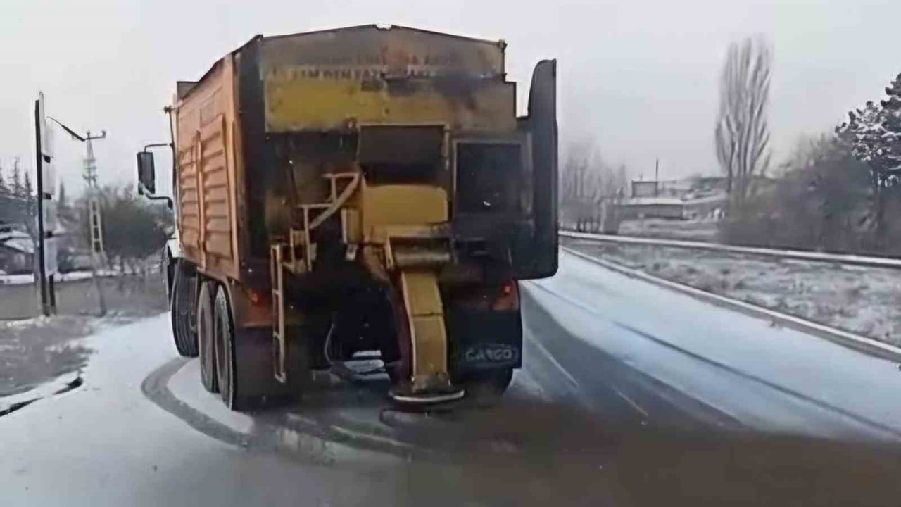 KIRIKKALE BELEDİYESİ, KENTTE ETKİLİ OLAN HAFİF KAR YAĞIŞININ ARDINDAN OLASI BUZLANMAYA KARŞI...
