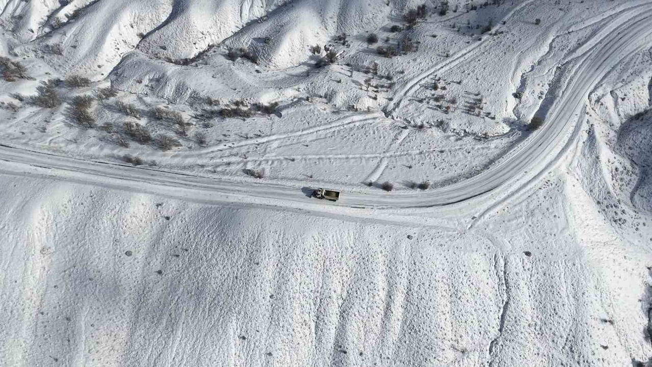 KIRIKKALE’DE ETKİLİ OLAN KAR YAĞIŞININ ARDINDAN KÖY YOLLARINDA YÜRÜTÜLEN KARLA MÜCADELE...