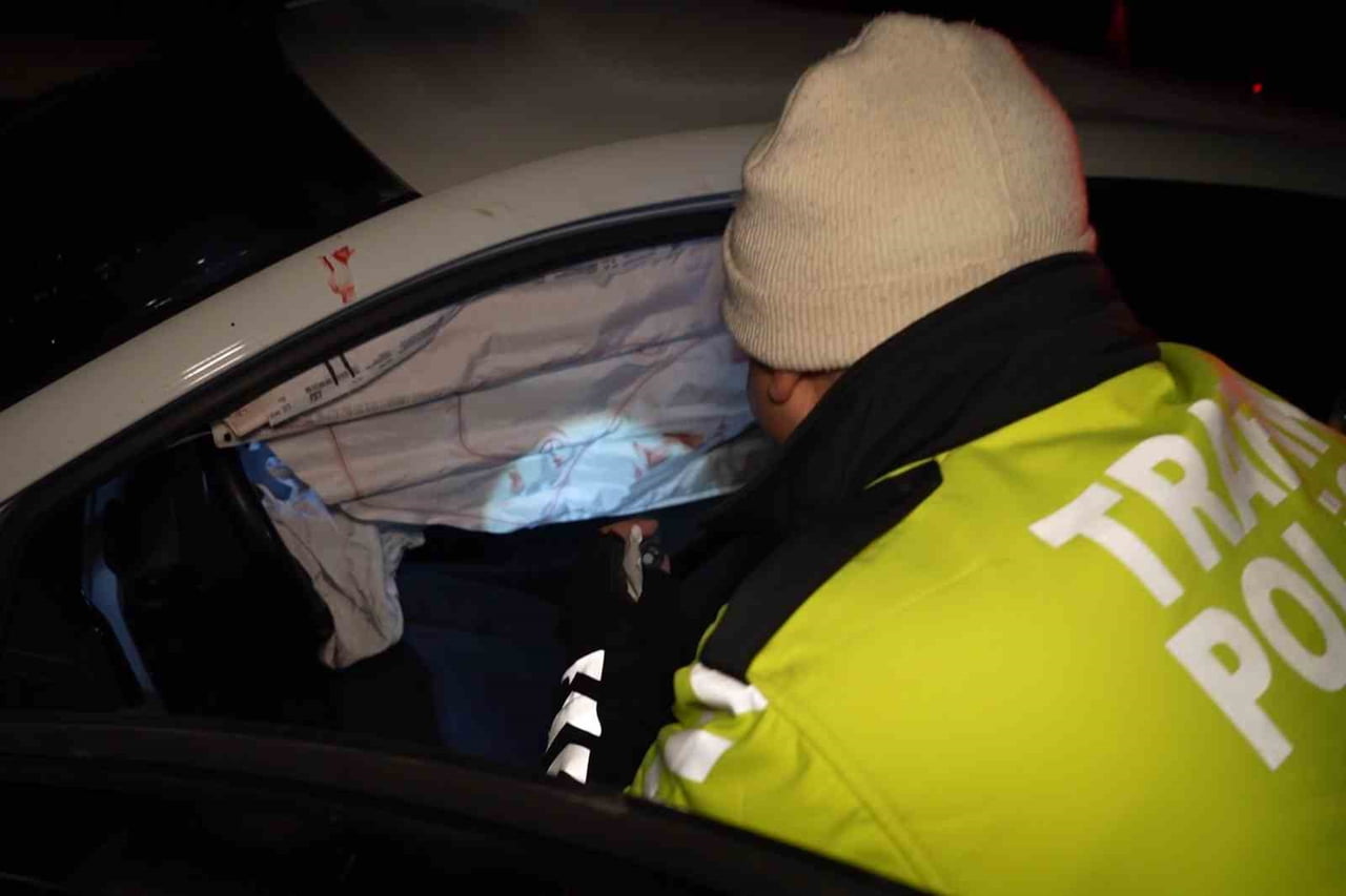 KIRIKKALE’DE OTOMOBİLİN TIRA ARKADAN ÇARPTIĞI KAZA SONRASI SÜRÜCÜ KAYIPLARA KARIŞTI. ARAÇTAKİ BİR...