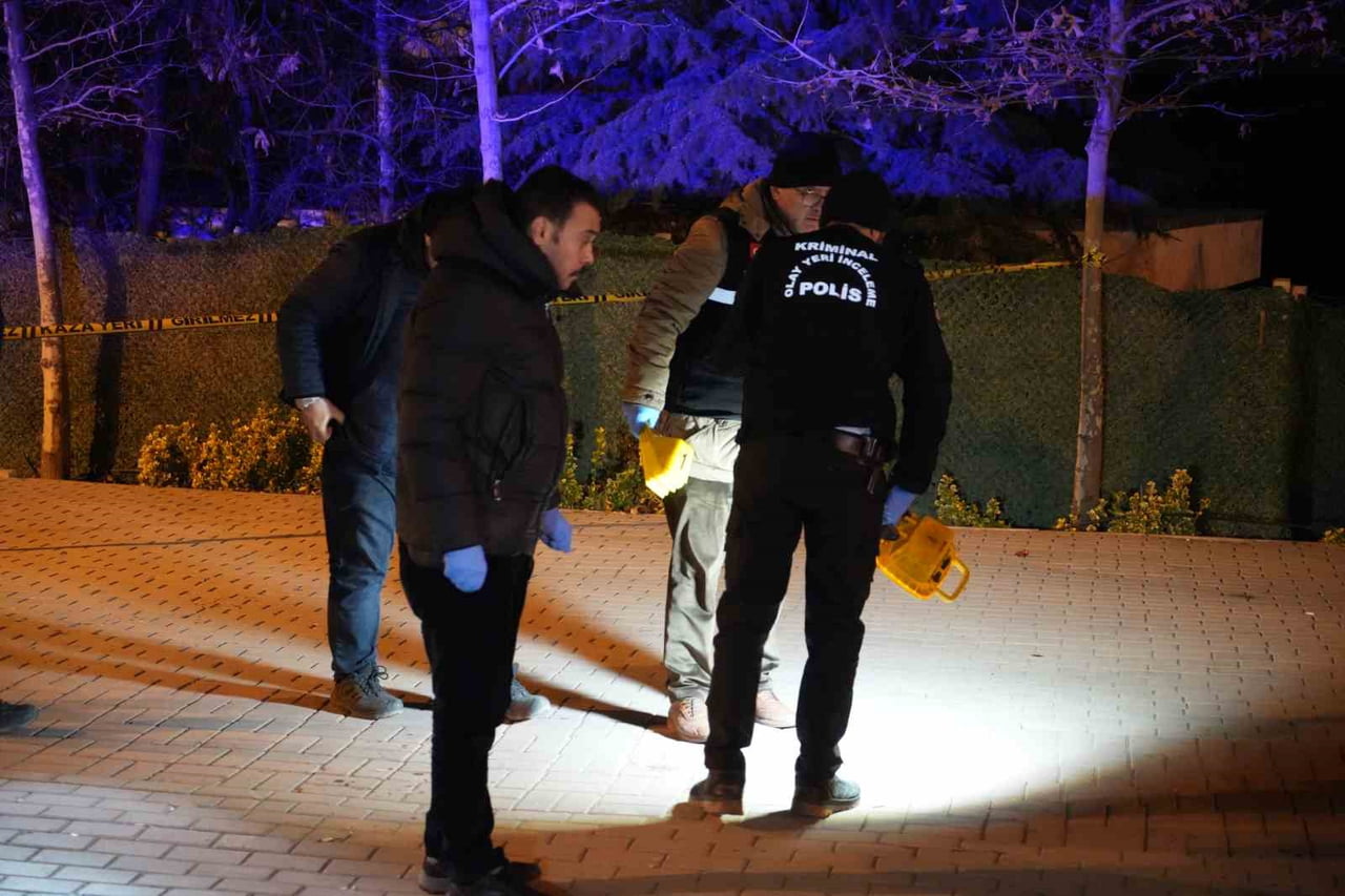 KIRIKKALE’NİN YAHŞİHAN İLÇESİNDE İKİ GRUP ARASINDA ÇIKAN KAVGAYA MÜDAHALE EDEN BİR POLİS MEMURU...