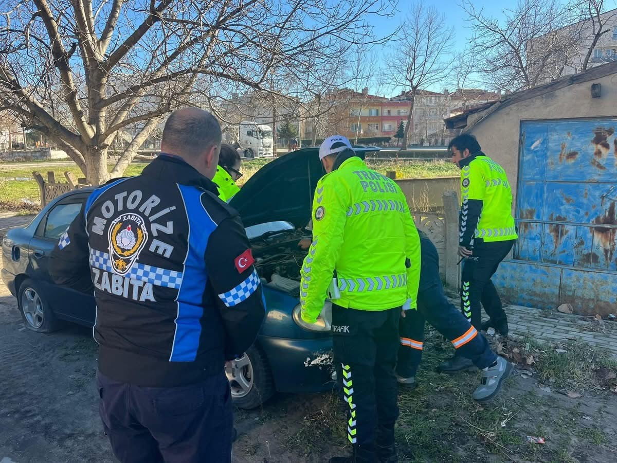 KIRKLARELİ'NDE ÇEVRE KİRLİLİĞİNE VE GÖRÜNTÜ KİRLİLİĞİNE SEBEP OLAN ATIL DURUMDAKİ PARK EDİLMİŞ...