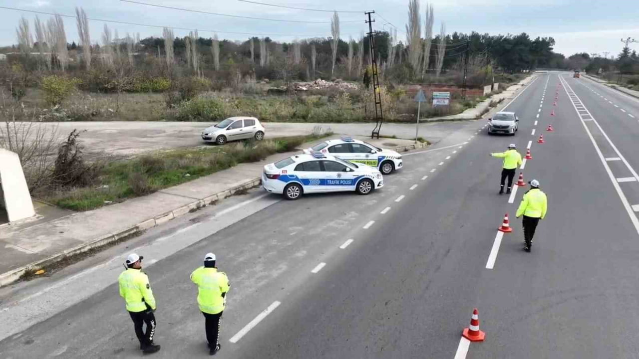 KIRKLARELİ’NDE YILBAŞI GECESİNİN HUZUR VE GÜVEN İÇİNDE GEÇİRİLMESİ AMACIYLA İL EMNİYET MÜDÜRLÜĞÜ...