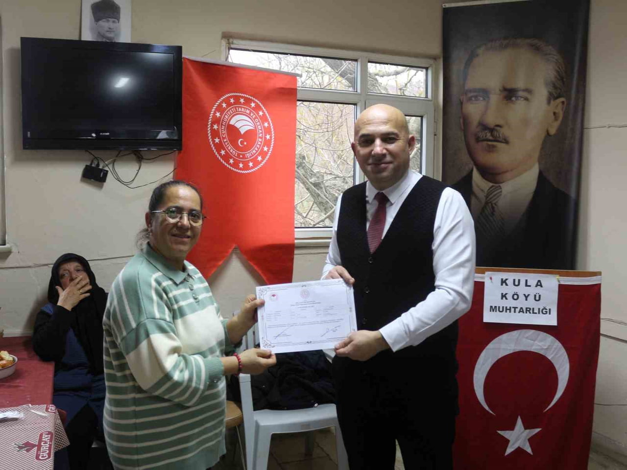 KIRKLARELİ TARIM VE ORMAN MÜDÜRÜ GÖKHAN KARACA, KURSİYERLERE BELGELERİNİ VERDİ.