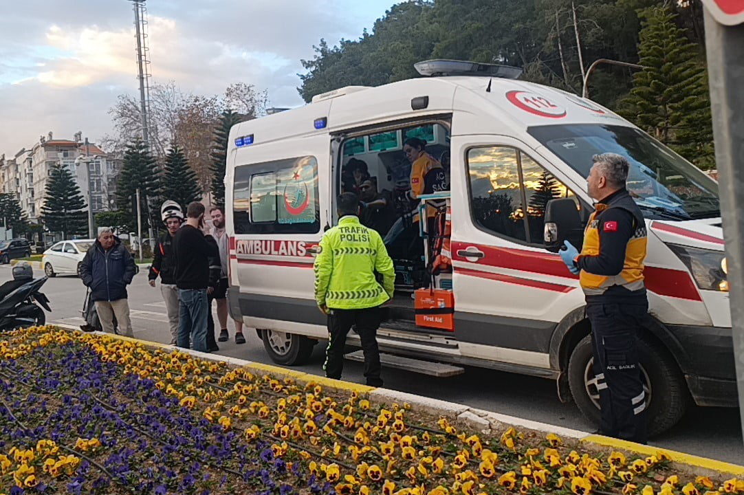 KIRMIZI IŞIK İHLALİ YAPAN MOTOSİKLETİN, YEŞİL IŞIKTA SEYREDEN BAŞKA BİR MOTOSİKLETLE ÇARPIŞMASI...