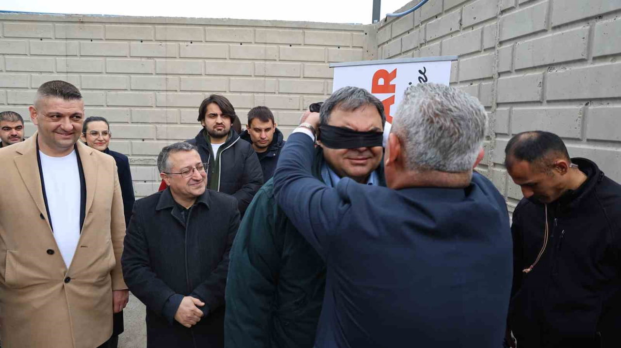 KIRŞEHİR’DE BÜROKRATLAR VE GÖNÜLLÜ GENÇLER, FARKINDALIK OLUŞTURMAK AMACIYLA BİR GÜNLÜĞÜNE GÖRME...