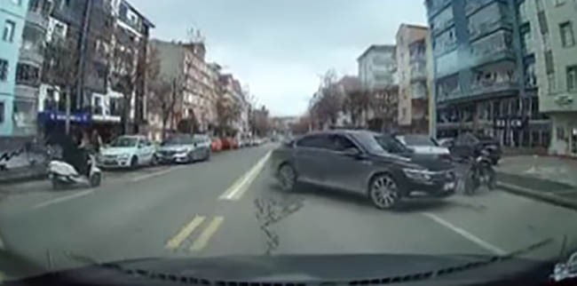 KIRŞEHİR’DE EL FRENİNİ ÇEKMEYİ UNUTAN SÜRÜCÜNÜN PARK ETTİĞİ OTOMOBİL, SÜRÜCÜSÜNÜN ALIŞVERİŞ YAPMAK...