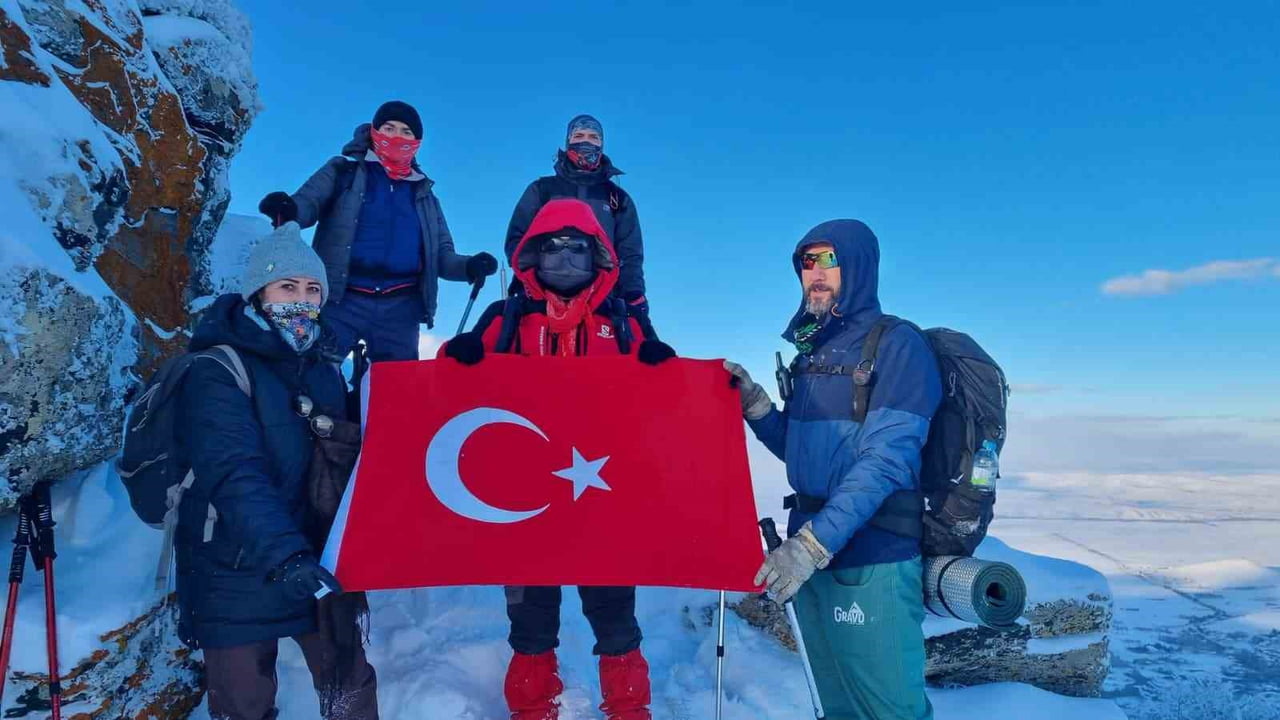 KIRŞEHİR’DE FAALİYET GÖSTEREN DAĞCILAR, 2026 YILININ MEVSİMSEL İLK KAR YAĞIŞI SONRASINDA KARLA...