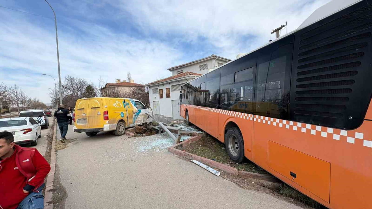 KIRŞEHİR’DE GÜZLER PARKI YOLU KAVŞAĞINDA MEYDANA GELEN TRAFİK KAZASI GÜVENLİK KAMERALARINA...