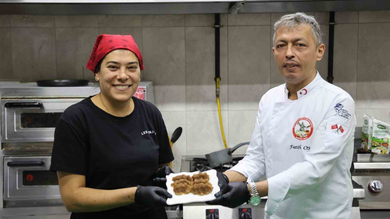 KIRŞEHİR’DE HAVALARIN SOĞUMASIYLA BİRLİKTE KENTİN KÜLTÜREL LEZZETLERİNDEN BİRİ OLAN AHİ HELVASI...