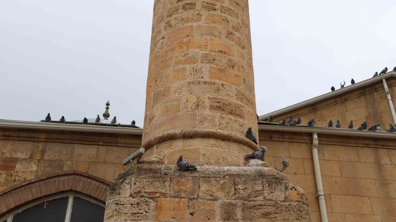 KIRŞEHİR’DE OSMANLI DEVLETİ DÖNEMİNDE İNŞA EDİLEN TARİHİ KAPUCU CAMİİ, YILLARDIR GÜVERCİNLERİN...