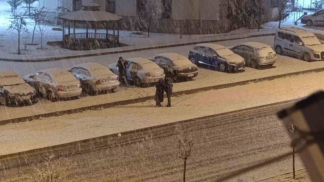 KIRŞEHİRDE  GECE SAATLERİNDE LAPA LAPA KAR YAĞIŞI.