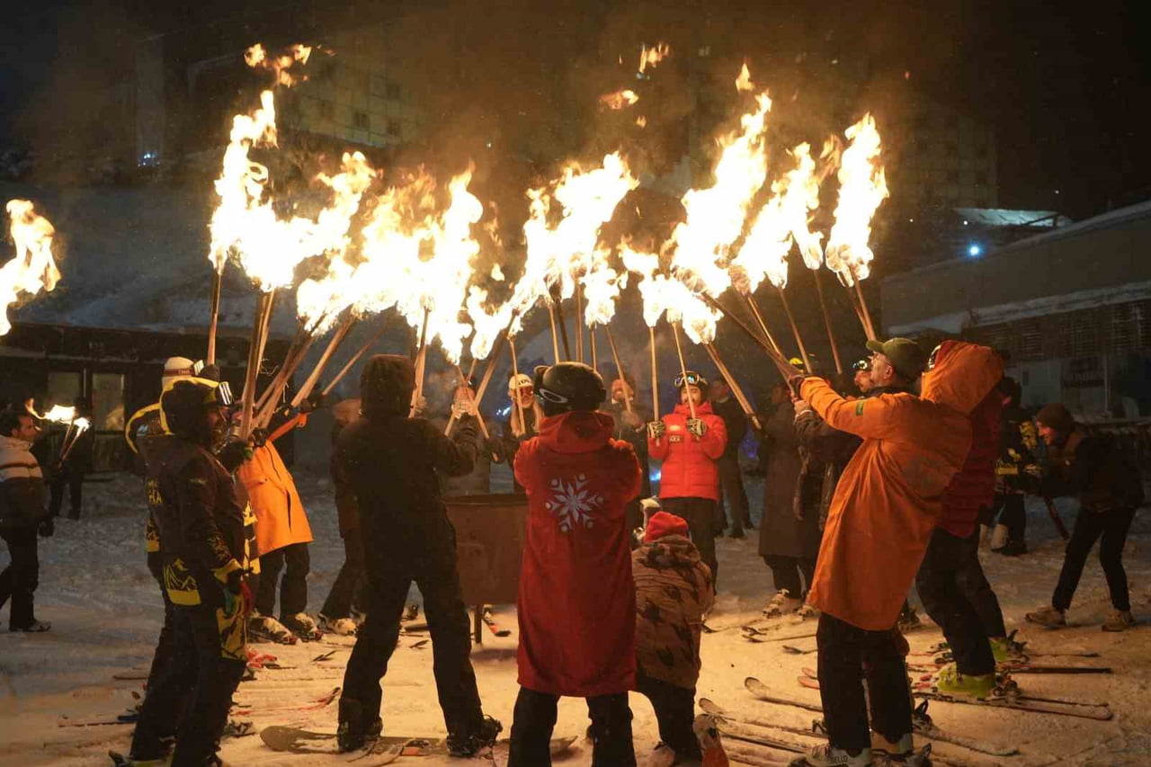 KIŞ TURİZMİNİN GÖZDE MEKANLARINDAN PALANDÖKEN'DE YILBAŞI TATİLİNİ GEÇİREN YERLİ VE YABANCI...