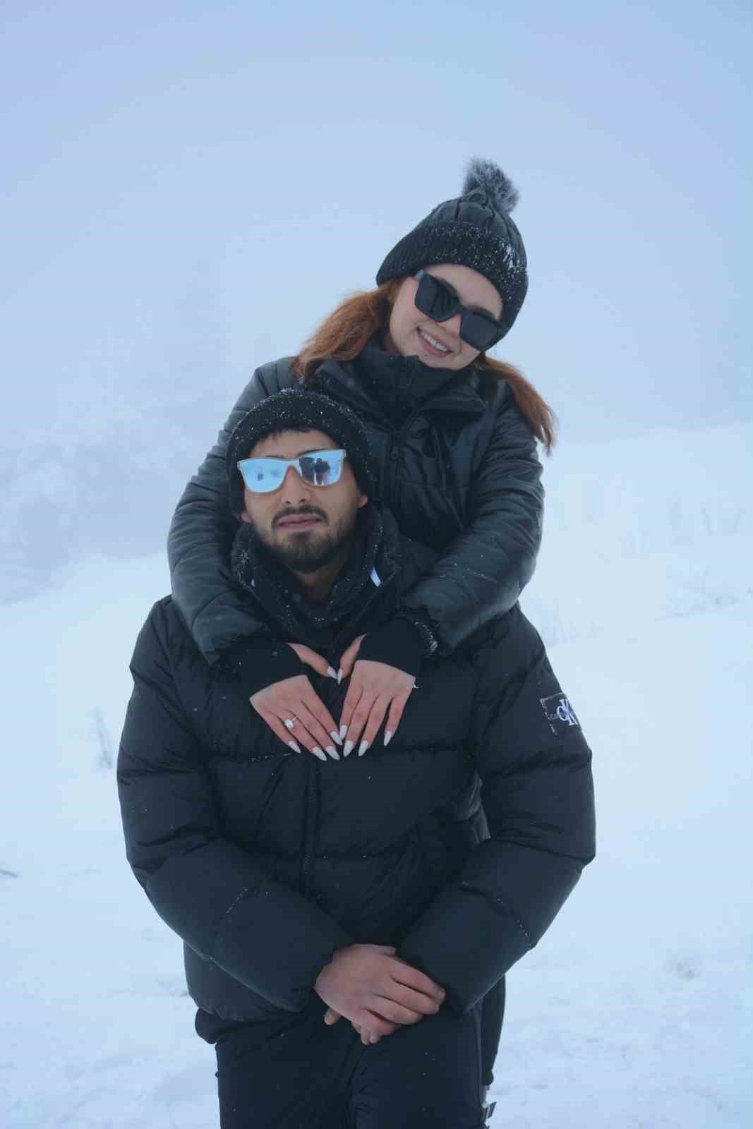 KIŞ TURİZMİNİN GÖZDESİ ULUDAĞ, 2026 YILININ İLK SAATLERİNDE ROMANTİZMİN DORUĞA ÇIKTIĞI ANLARA...