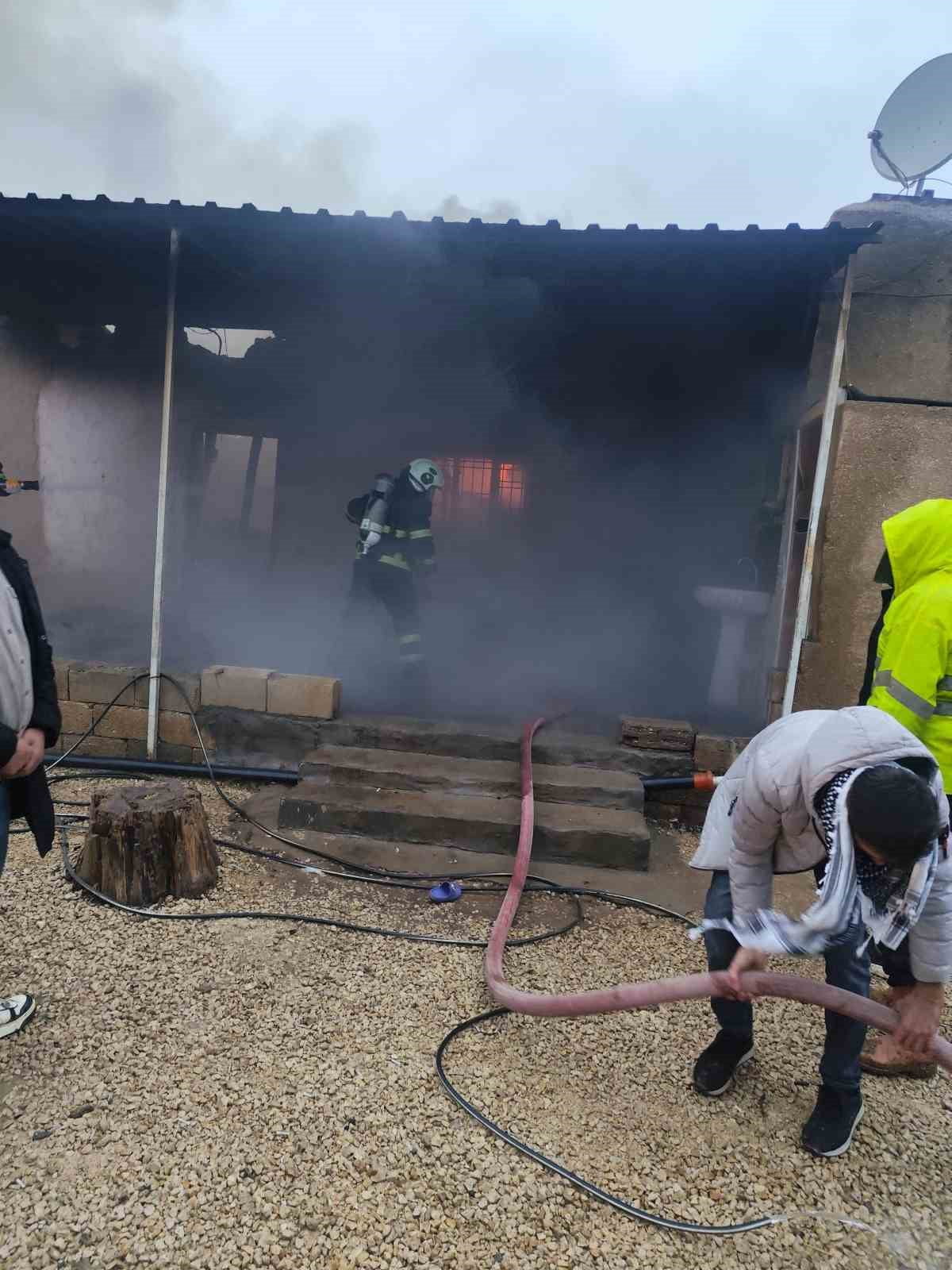 KISA SÜREDE OLAY YERİNE ULAŞAN EKİPLER, YANGINA MÜDAHALE EDEREK KONTROL ALTINA ALDI. YANGIN...