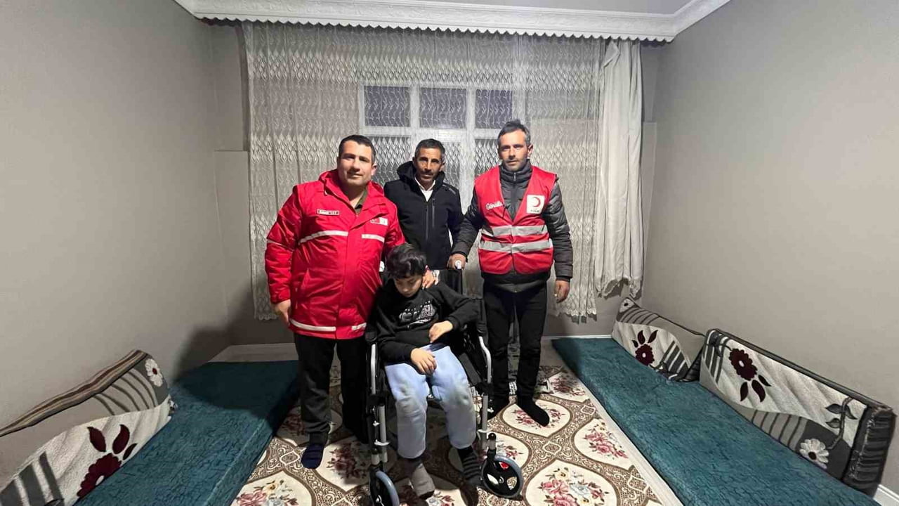 KIZILAY MURADİYE ŞUBESİ, TEKERLEKLİ SANDALYE İHTİYACI BULUNAN ENGELLİ BİREYLERE YÖNELİK...