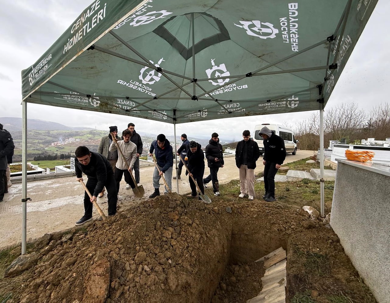 KOCAELİ'DE KİMSESİZ BİR VATANDAŞIN CENAZESİ, BÜYÜKŞEHİR BELEDİYESİ EKİPLERİNCE TOPRAĞA VERİLDİ....