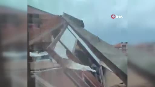 Kocaeli'de şiddetli rüzgar çatıları uçurdu