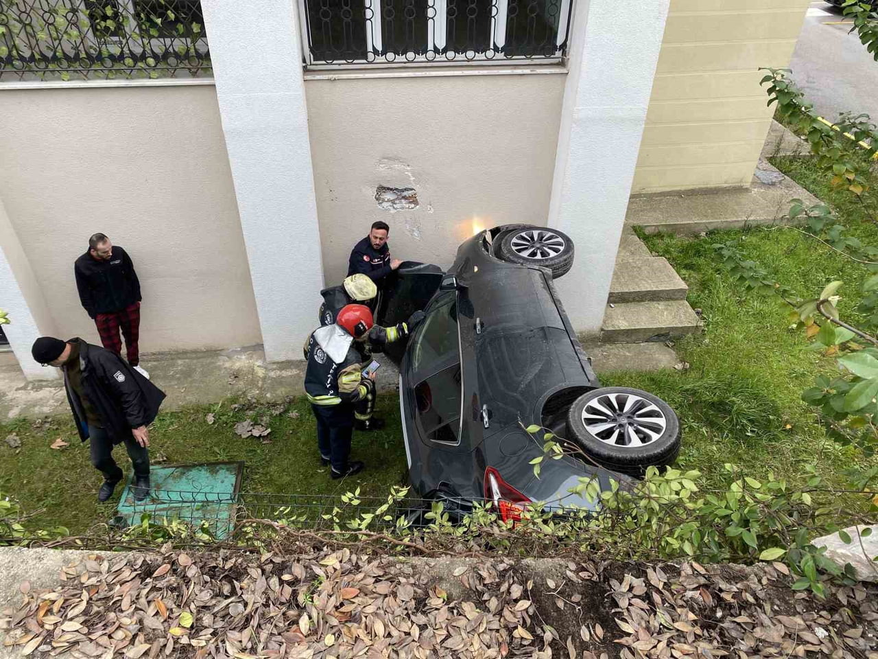 KOCAELİ'NİN DERİNCE İLÇESİNDE GERİ MANEVRA YAPARKEN İSTİNAT DUVARINDAN DÜŞEN OTOMOBİLDEKİ SÜRÜCÜ...