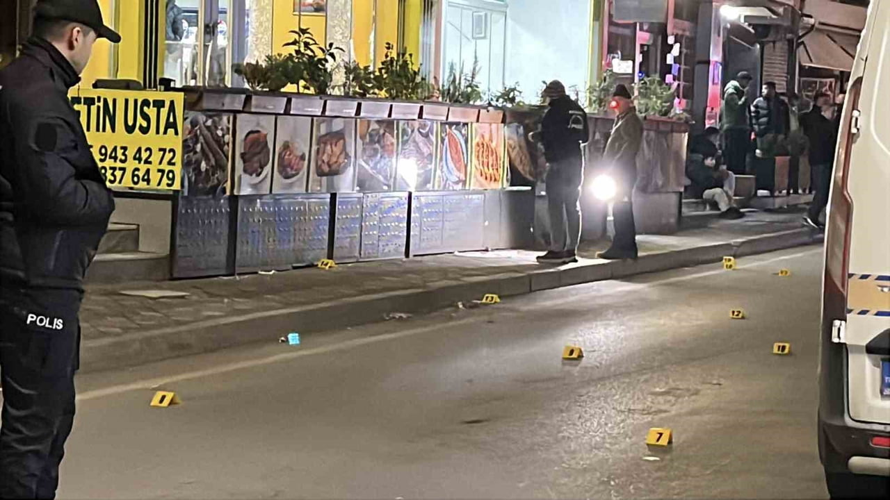 KOCAELİ'NİN GEBZE İLÇESİNDE KEBAPÇI DÜKKANINA İÇERİDE MÜŞTERİLER BULUNDUĞU SIRADA SİLAHLI SALDIRI...