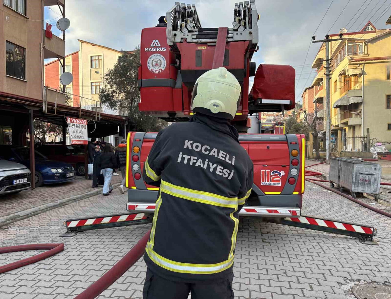 KOCAELİ'NİN İZMİT İLÇESİNDE 4 KATLI APARTMANIN 2'NCİ KATI ALEVLERE TESLİM OLDU. YANGIN İTFAİYENİN...