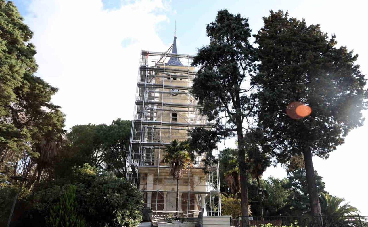 KOCAELİ'NİN İZMİT İLÇESİNDE ASLINA UYGUN RESTORE EDİLEN SAAT KULESİ, 3 TONLUK ÖZEL ENJEKSİYON...